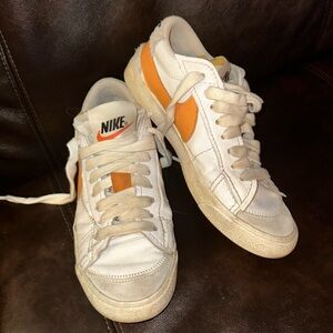 Men’s 9.5 Nike Blazer Low Shows Orange White Used Sneakers